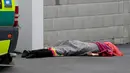 Sesosok jenazah tergeletak di jalan setelah insiden penembakan di Masjid Al Noor, Christchurch, Selandia Baru, Jumat (15/3). Saksi mata mengatakan kepada wartawan New Zealand Stuff dia melihat empat orang tergeletak bersimbah darah. (AP Photo/Mark Baker)