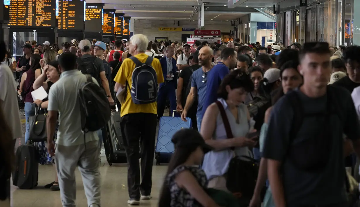 Serikat-serikat pekerja utama Italia menyerukan pemogokan para pekerja Trenitalia dan Italo, mengeluhkan kekurangan staf dan lembur yang berlebihan, gaji minimum dan kondisi kerja lainnya. (AP Photo/Gregorio Borgia)