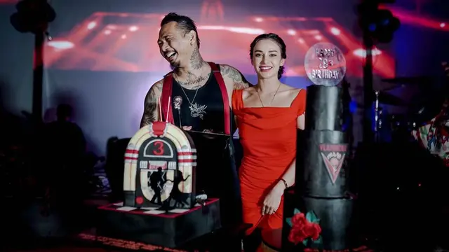 Momen Jerinx dan Nora Alexandra Rayakan Anniversary, Tampil Mesra