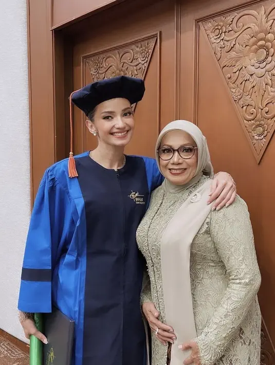 Bersama sang ibunda yang mengenakan kebaya hijau sage, Enzy pun tampil mengenakan toga lengkap dengan topi khas Universitas tersebut. [@enzystoria]