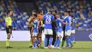 Pelatih Napoli Gennaro Gattuso (tengah) memeluk Kalidou Koulibaly dan Dries Mertens usai menghadapi Sassuolo pada pertandingan Serie A di Stadion San Paolo, Naples, Italia, Sabtu (25/7/2020). Napoli mengalahkan Sassuolo dengan skor 2-0. (Cafaro/LaPresse via AP)