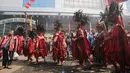 Sejumlah tatung membawa benda tajam saat beratraksi dalam Festival Cap Go Meh 2570 di Seasons City, Jakarta,  Minggu (24/3). Festival ini sudah memasuki tahun ke-5. (Liputan6.com/Fery Pradolo)