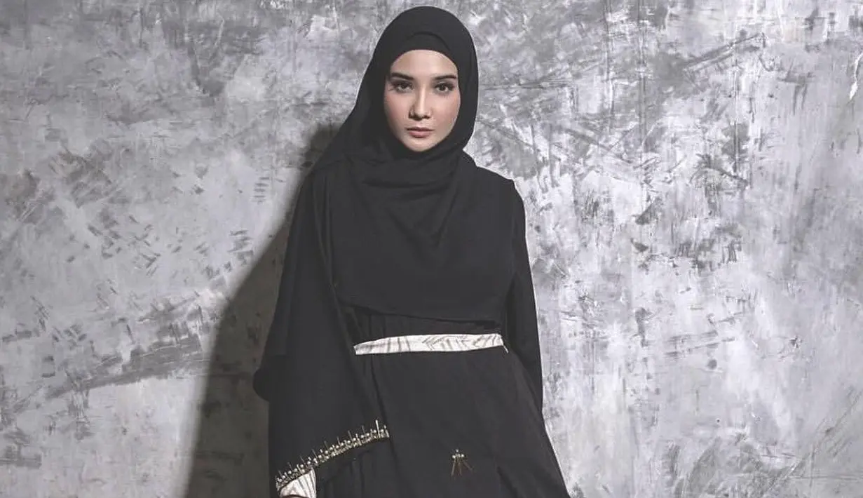 Zaskia Sungkar memiliki selera fashion yang menawan. Ia bahkan membuka usaha clothing line yang menawarkan ragam busana muslim. Modenya pun di desain langsung oleh Zaskia. (Liputan6.com/IG/@zaskiasungkar15)