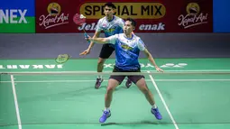 Pebulu tangkis ganda putra Indonesia, Sabar Karyaman Gutama/Moh Reza Pahlevi saat bertanding melawan pasangan Chinese Taipei, Lee Jhe-Huei/Yang Po-Hsuan pada babak perempat final Indonesia Open 2024 di Istora Senayan, Jakarta, Sabtu (07/06/2024). (Bola.com/Bagaskara Lazuardi)