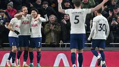 Striker Tottenham Hotspur Harry Kane (kedua kiri) berselebrasi setelah mencetak gol ke gawang Everton pada pekan ke-28 Liga Inggris 2021-2022 di Tottenham Hotspur Stadium, Selasa (8/3/2022) dini hari WIB. Tottenham Hotspur tanpa ampun menghajar Everton lima gol tanpa balas. (Ben STANSALL/AFP)