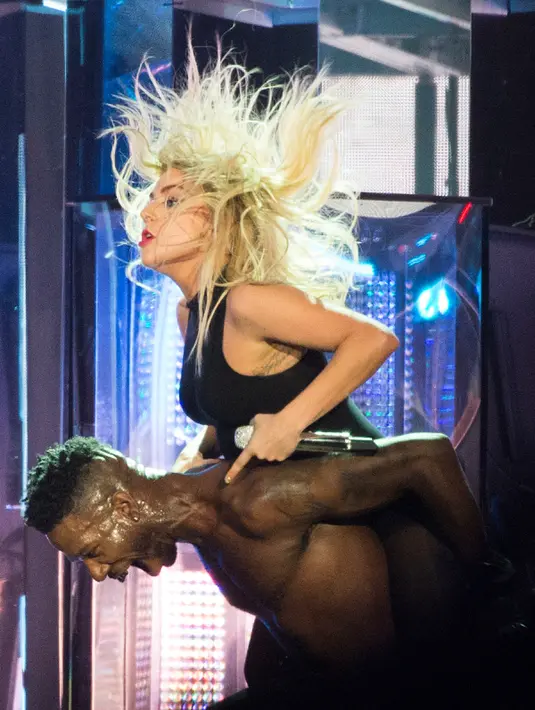 Penampilan Lady Gaga saat tampil di Coachella Music & Arts Festival di Empire Polo Club, California (15/4). Gaga merupakan penampil pengganti, setelah sebelumnya Beyonce dijadwalkan untuk tampil. (AFP Photo / Valerie Macon)