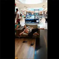 Seorang ibu yang terlihat tengah tertidur pulas di sofa sebuah mall ini langsung menjadi bahan meme.