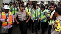 Sejumlah polisi dan polwan dikerahkan untuk menjaga aksi unjuk rasa di depan Kementerian ESDM Jakarta, Selasa (7/3). Mereka meminta pemerintah agar tidak memaksakan perubahan Kontrak Karya ke Izin Usaha Khusus Pertambangan. (Liputan6.com/Johan Tallo)