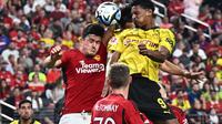 Bek Manchester United, Harry Maguire berduel udara dengan striker Borussia Dortmund, Sebastien Haller dalam laga pramusim di Allegiant Stadium, Las Vegas, Nevada, Senin (31/7/2023). (AFP/Patrick T. Fallon)