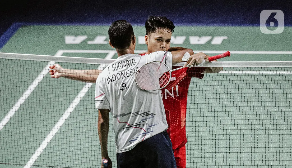Pebulu tangkis Anthony Sinisuka Ginting memeluk pebulu tangkis Tommy Sugiarto pada akhir babak pertama Indonesia Open 2022 di Istora Senayan, Jakarta, Senin (14/6/2022). Anthony Sinisuka Ginting melaju ke babak selanjutnya setelah menang dua gim langsung 21-17, 22-20. (Liputan6.com/Faizal Fanani)