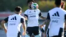 Perlu dicatat, Timnas Argentina akan memulai misi mempertahankan gelar Piala Dunia dalam waktu kurang dari tiga bulan. Tampak dalam foto, penyerang Argentina, Nicolas Gonzalez, mengontrol bola saat sesi latihan di Ezeiza, provinsi Buenos Aires, Argentina pada 30 Maret 2026. (Luis ROBAYO/AFP)