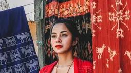 Pesonanya semakin terpancar kala memakai kebaya ombak laut semanggi merah. Berfoto dengan latar belakang kain tenun ikat Sumba, ibu satu anak ini tampak awet muda di usianya ke 32 tahun. (Liputan6.com/IG/@kiranalarasati)