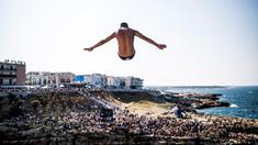  Atlet Meksiko, Jonathan Paredes, melakukan lompatan dari ketinggian 27 meter dalam kejuaraan loncat indah Red Bull Cliff Diving World Series di Polignano a Mare, Italia, (AFP/Dean Treml/Red Bull)