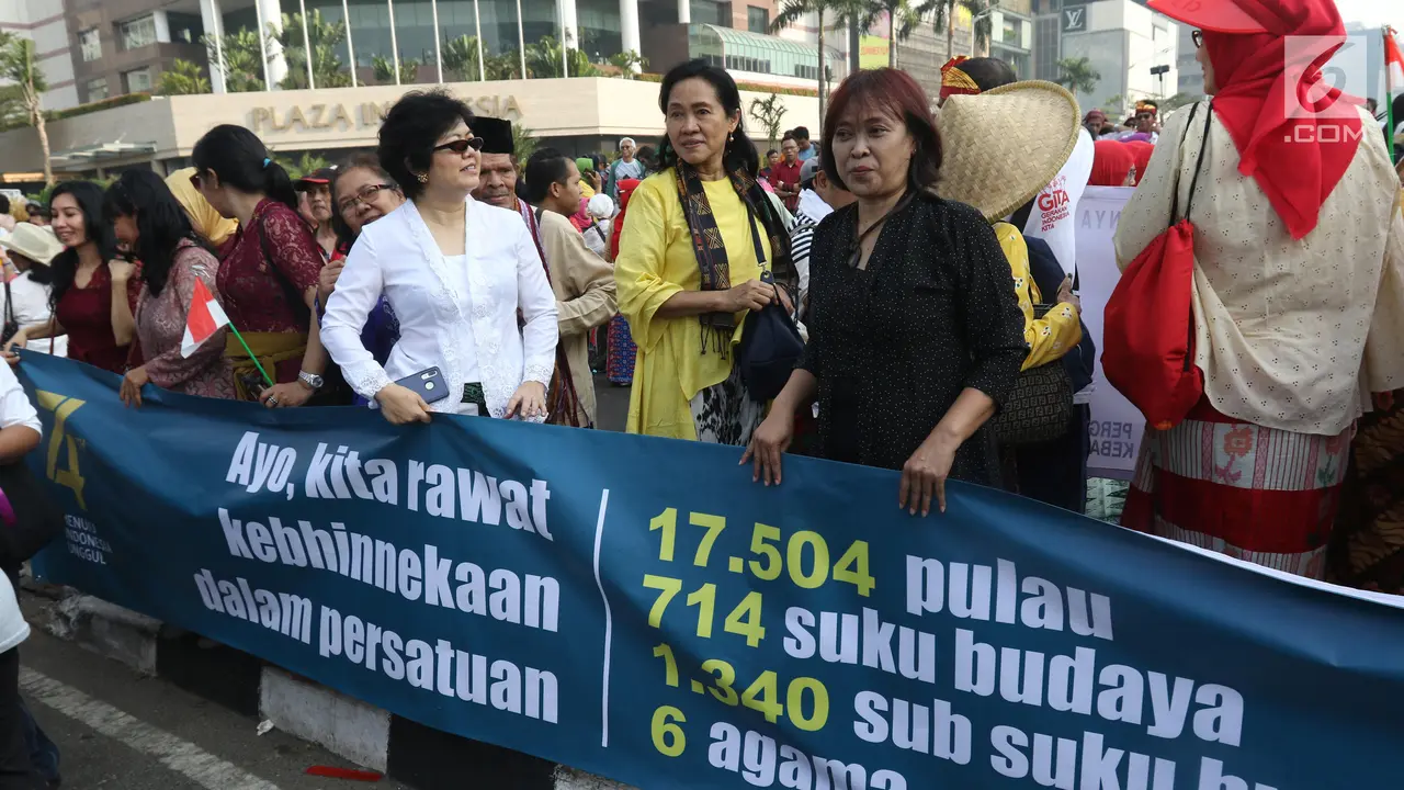 Kenakan Kebaya dan Sarung, Emak-Emak Berparade di Bundaran HI