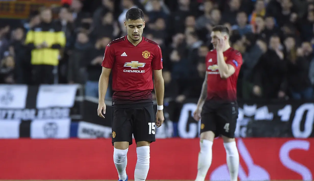 Ekspresi gelandang Man United, Andreas Pareira usai Manchester United kebobolan pada laga terakhir grup H Liga Champions yang berlangsung di stadion Mestalla, Valencia, Rabu (13/12). Manchester United kalah 1-2 atas Valencia. (AFP/Jose Jordan)
