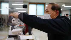 Seorang partisipan program pendidikan berinteraksi dengan LIKU, fasilitator pengajaran robotik, di sebuah pusat kesejahteraan warga lanjut usia (lansia) di Distrik Yangcheon, Seoul, Korea Selatan (16/11/2020). (Xinhua/Wang Jingqiang)