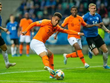 Penyerang Belanda, Donyell Malen memainkan bola saat laga menghadapi Estonia dalam kualifikasi Grup C Euro 2020, di Tallinn, Estonia, Senin (9/9/2019). Belanda mengalahkan Estonia dengan skor 4-0. (Raigo Pajula/AFP)