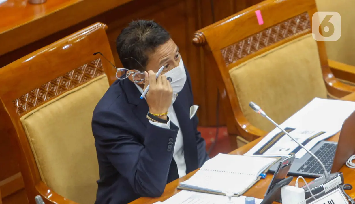 Menparekraf Sandiaga Salahuddin Uno saat rapat kerja dengan Komisi X DPR di Kompleks Parlemen, Senayan, Jakarta, Kamis (25/3/2021). Rapat membahas dampak pemotongan anggaran APBN TA 2021 sebesar Rp 300 M serta isu-isu strategis parekraf. (Liputan6.com/Angga Yuniar)