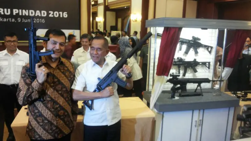 PT Pindad (Persero) meluncurkan empat produk senjata terbarunya di Kementerian Pertahanan, Jakarta pada Kamis (9/6/2016). 