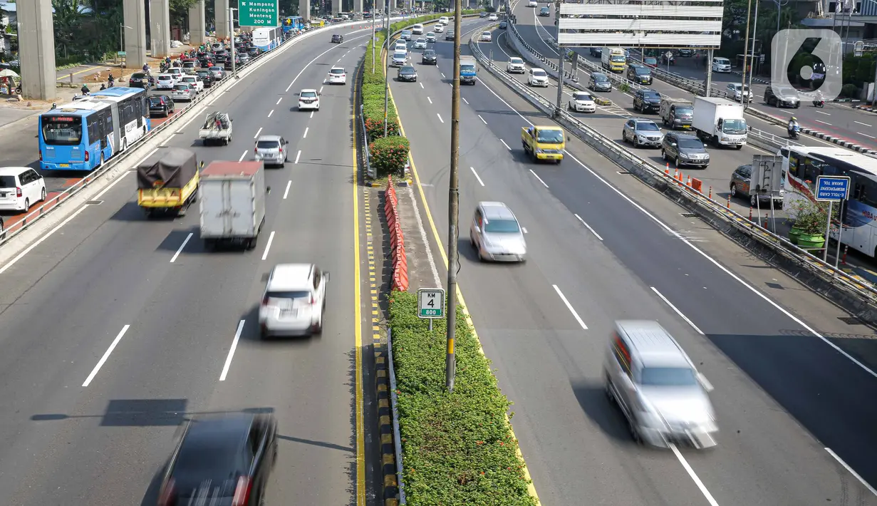 Sejumlah kendaraan melintas di Tol Dalam Kota, Jakarta, Kamis (29/7/2021). Jasa Marga menyebut volume lalu lintas kendaraan di tol turun sebesar 40,97 persen selama masa Pemberlakuan Pembatasan Kegiatan Masyarakat (PPKM) Darurat Jawa-Bali pada 3-20 Juli 2021. (Liputan6.com/Faizal Fanani)