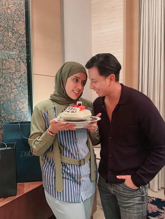"Makasih untuk semua kejutannya yang buat aku bener2 bahagiaaaaaaaaa tak terbatas..
Semoga ALLAH bales semua kebaikan kamu," lanjut Fairuz. [Instagram/fairuzarafiq]