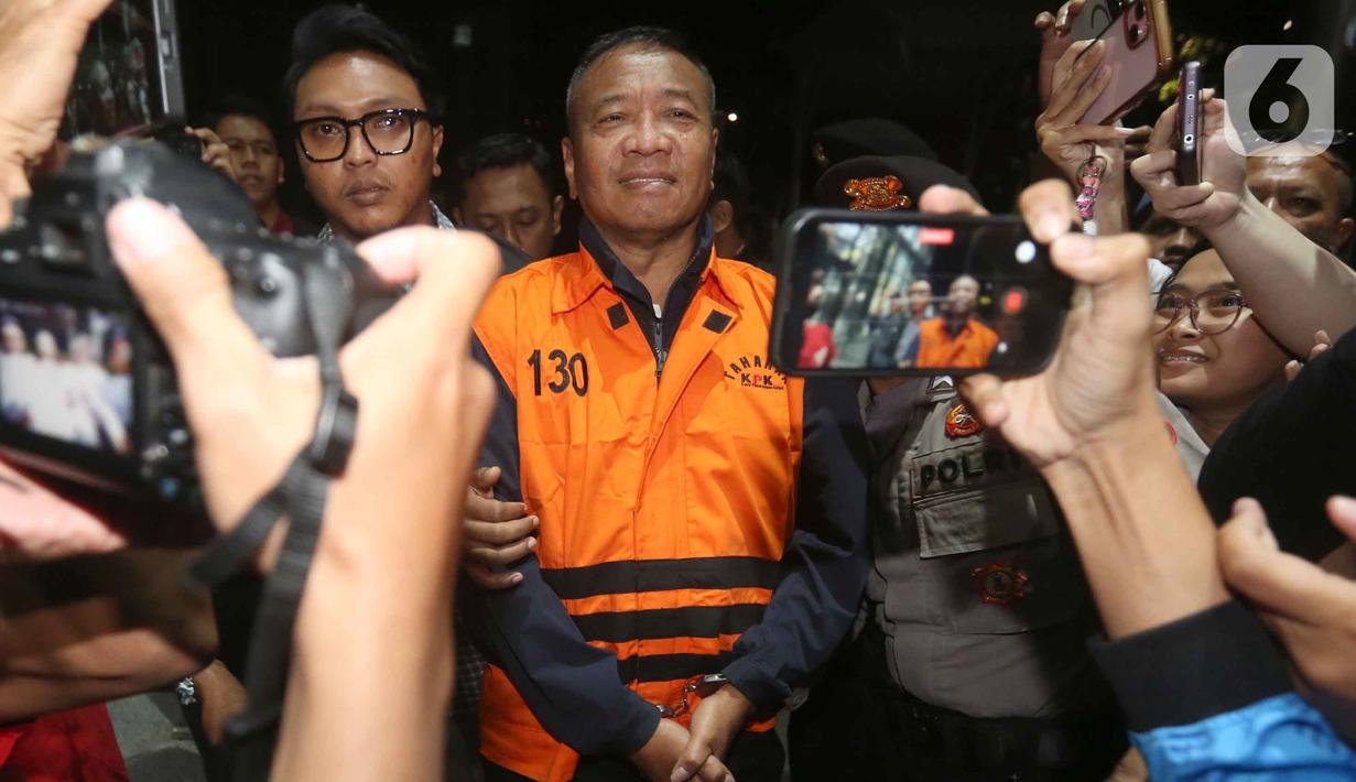 Uang tersebut merupakan bagian dari total Rp 2,7 miliar yang diduga telah diterima Gatut Sunu Wibowo dari permintaan awal sebesar Rp 5 miliar. Tampak dalam foto, Bupati Tulungagung, Gatut Sunu Wibowo (tengah) dibawa petugas menuju mobil tahahan usai menjalani pemeriksaan intensif di Gedung Merah Putih Komisi Pemberantasan Korupsi (KPK), Jakarta, Minggu (12/4/2026) dini hari WIB. (Liputan6.com/Helmi Fitrhiansyah)