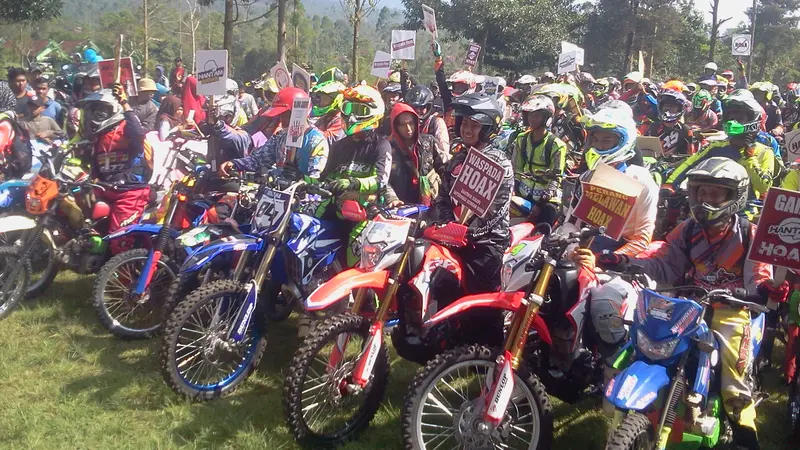 Serunya Ribuan Bikers Tanah Air Jelajahi Perkebunan Teh Garut