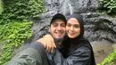 Vebby Palwinta memilih tampil jaket hitam senada dengan kerudung instannya saat main ke curug. [@vebbypalwinta]