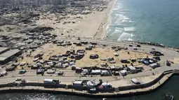 Hingga Oktober 2025, sebuah laporan menunjukkan bahwa 84 persen wilayah Gaza hancur, menyisakan puluhan juta ton puing bangunan imbas serangan Israel. Sementara pusat Kota Gaza mengalami kehancuran hingga 92 persen. (Foto oleh AFP)