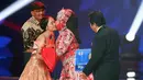 Lirik dan aransemen musik digarap oleh Hendro Saki. Lagu dengan lirik sederhana dan bernuansa pop yang tetap sentuhan aransemen dangdut itu sukses di bawakan oleh penyanyi jebolan D'Academy 2014 ini. (Bambang E. Ros/Bintang.com)