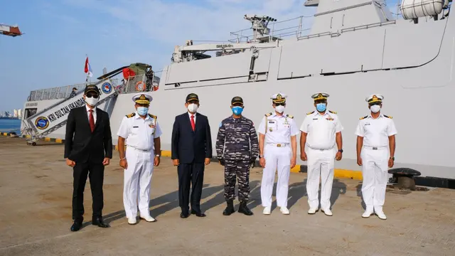 Dubes RI Colombo, I Gusti Ngurah Ardiyasa, melepas keberangkatan KRI Sultan Iskandar Muda (SIM)-367 dari Colombo dalam rangka melaksanakan misi perdamaian dunia di Lebanon. (Foto: KBRI Kolombo)