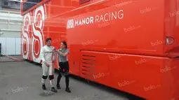 Pebalap Manor Racing asal Indonesia, Rio Haryanto, bersama media officer Manor Racing seusai latihan bebas kedua F1 GP Spanyol di Sirkuit Catalunya, Spanyol, Jumat (13/5/2016). (Bola.com/Reza Khomaini)