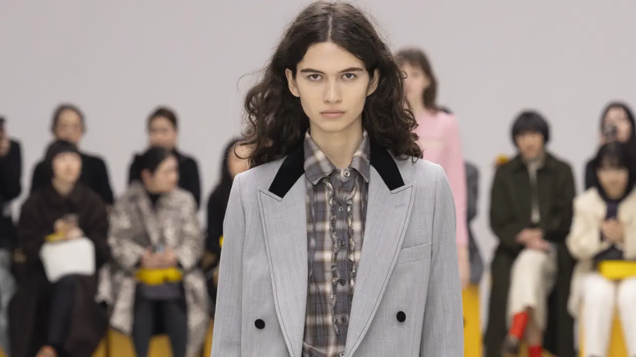 6 Potret Raisa Tampil Smart Casual Berkelas di Milan Fashion Week, Serba Onitsuka Tiger dengan Sentuhan Tas Futuristik