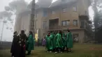 Siswa dari School of Magic and Witchcraft berkumpul di luar kastil di wiliyah pegunungan Campos do Jordao, Brasil (20/8). Ditempat ini, mereka bisa merasakan sensasi sekolah sihir ala film Harry Potter. (AFP Photo/Nelson Almeida)