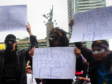 Mahasiswa Institut Kesenian Jakarta dan Gerakan Islam Anti Kekerasan menggelar aksi damai menolak ISIS di Bundaran HI, Jakarta, Minggu (8/3/2015). (Liputan6.com/Yoppy Renato)