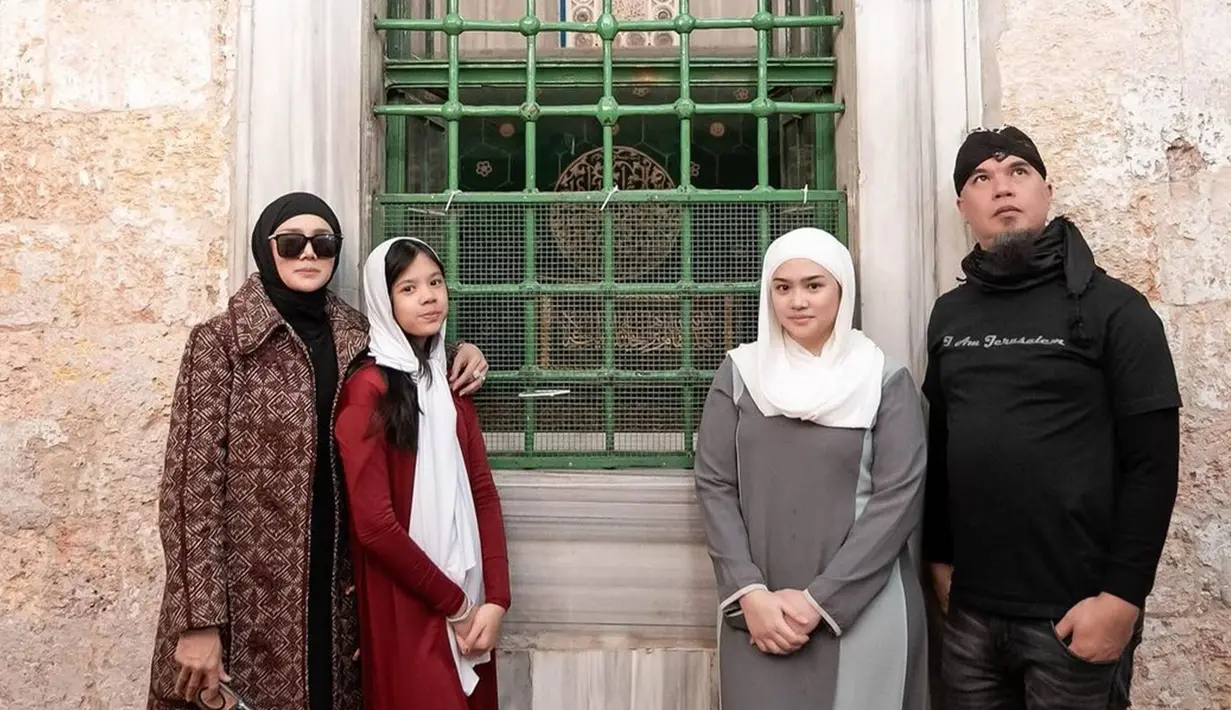 Sosok Mulan yang saat ini sudah tidak lagi muda, menuai banyak pujian. Di usianya yang sudah kepala empat ini ia dipuji banyak penggemarnya yang tampil semakin menawan. (Liputan6.com/IG/mulanjameela1)