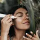 memakai concealer sudah jadi langkah penting dalam rutinitas makeup banyak perempuan. Produk ini bukan hanya membantu menyamarkan lingkar hitam di bawah mata, tapi juga meratakan warna kulit dan menutupi noda yang mengganggu penampilan. (foto/dok: freepik/lookstudio)