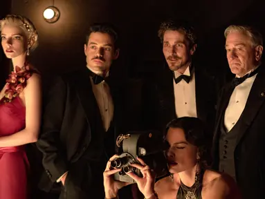 (kiri ke kanan) Anya Taylor-Joy, Rami Malek, Christian Bale, Robert De Niro, dan Margot Robbie dalam sebuah adegan dari film 'Amsterdam'. 'Amsterdam' yang berlatar di Amerika Serikat sekitar tahun 1930-an ini mengisahkan tiga sekawan bernama Burt Berendsen (Christian Bale), Valerie Voze (Margot Robbie), dan Harold Woodsman (John David Washington) yang dituduh sebagai tersangka kasus pembunuhan Senator Bill Meekins. (Merie Weismiller Wallace/20th Century Studios via AP)
