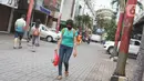 Suasana pertokoan yang tutup di kawasan Pasar Baru, Jakarta Pusat, Senin (4/5/2020). Adanya program PSBB menyebabkan hampir seluruh pertokoan di salah satu pusat tekstil Ibukota tersebut berhenti beroperasi dan lebih sepi dibanding hari biasa. (Liputan6.com/Immanuel Antonius)