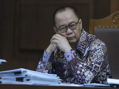 Terdakwa dugaan korupsi penerbitan SKL BLBI, Syafruddin Arsyad Temenggung saat menjalani sidang lanjutan di Pengadilan Tipikor, Jakarta, Senin (6/8). Sidang mendengar keterangan dua saksi ahli. (Liputan6.com/Helmi Fithriansyah)