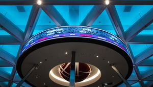 IHSG melemah sejak awal perdagangan yang dibuka pada level 8.027,82. Berdasarkan data RTI, Kamis (29/1/2026), IHSG sore turun 88,354 poin atau setara 1,06 persen ke posisi 8.232,201. Tampak dalam foto, papan elektronik menampilkan pergerakan Indeks Harga Saham Gabungan (IHSG) di Bursa Efek Indonesia, Jakarta, Kamis (29/1/2026). (YASUYOSHI CHIBA/AFP)