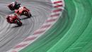 Marquez dan Quartararo terlibat persaingan ketat di 10 lap terakhir. Pembalap asal Spanyol tersebut kemudian berhasil menyodok ke posisi kedua sekaligus memberikan tekanan kepada Bagnaia. (Foto: AFP/Joe Klamar)