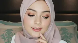 Sering membagikan tips menggunakan make up di akun youtubenya. Baru-baru ini Amanda juga memberikan tips tentang penggunaan make up yang simpel untuk lebaran. Dia juga sering membagikan tips make up dalam berbagai acara. (Liputan6.com/IG/@amandarawles)