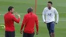 Pemain Paris Saint Germain Neymar (kanan) tertawa saat sesi latihan di Camp des Loges, Saint-Germain-en-Laye, Prancis, Selasa (17/9/2019). PSG akan menjamu Real Madrid pada matchday 1 Grup A Liga Champions. (GEOFFROY VAN DER HASSELT/AFP)