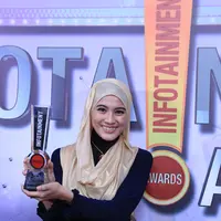 Momen spesial di ajang penghargaan Infotainment Awards 2017, Alyssa Soebandono berhasil membawa pulang piala. Mengalahkan beberapa nama lainnya, pialanya ini dipersembahkan untuk para wanita berhijab diIndonesia. (Adrian Putra/Bintang.com)