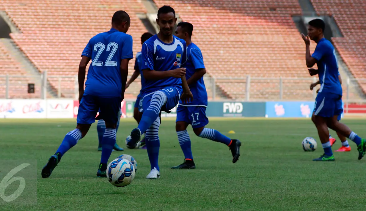Pemain Persib Bandung saat melakukan latihan di Stadion Utama Gelora Bung Karno (SUGBK), Senayan, Jakarta, Sabtu (17/10/2015). Persib akan melawan Sriwijaya FC pada laga final 18 oktober. (Liputan6.com/Yoppy Renato) 