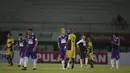 Pemain Mitra Kukar dan Persita bersalaman usai laga Piala Presiden di Stadion Dipta, Bali, Minggu (30/8/2015). (Bola.com/Vitalis Yogi Trisna)
