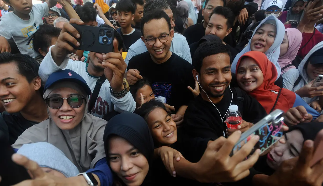 Tidak ketinggalan sejumlah warga memanfaatkan momen tersebut untuk berswafoto bersama Anies Baswedan. (merdeka.com/Arie Basuki)