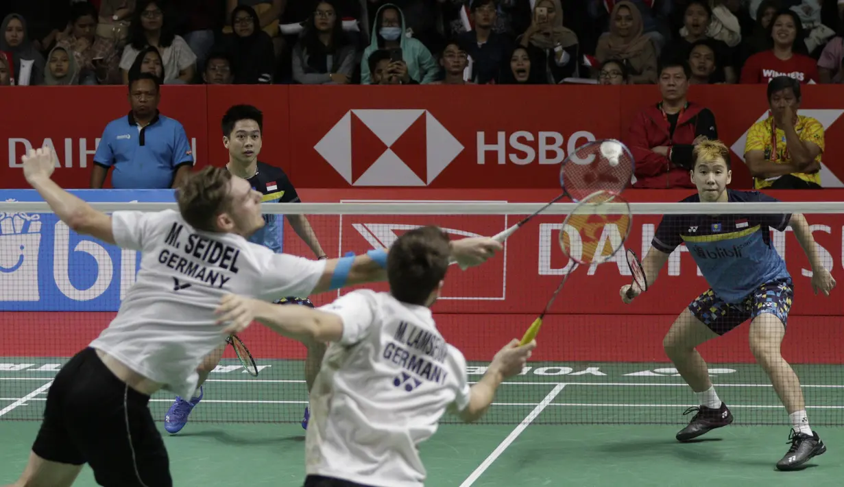 Ganda putra Indonesia, Kevin Sanjaya / Marcus Gideon, mengamati arah kok saat melawan ganda Jerman pada Indonesia Masters 2019 di Istora Senayan, Jakarta, Rabu (23/1). Kevin / Marcus lolos ke 16 besar. (Bola.com/M. Iqbal Ichsan)
