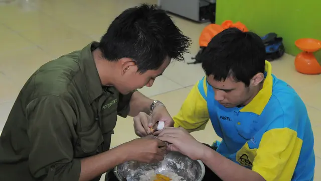Serunya Anak-anak di Rumah Autis Bekasi Memasak